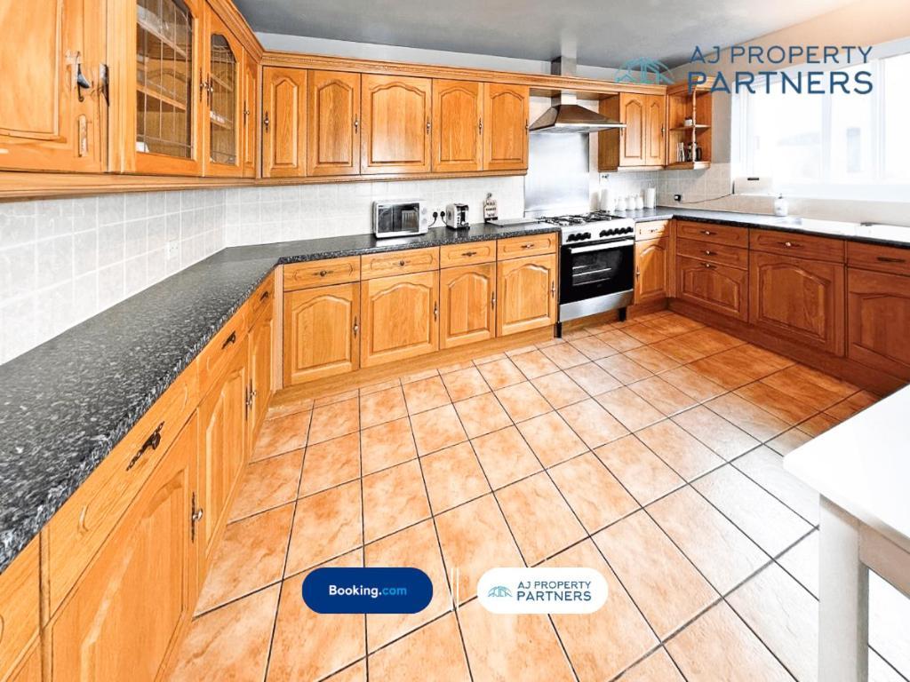 Premium Deal L Hill View Home L Last-Minute Offer L Cheltenham L Aj Properties L Perfect For Short Or Long Stays L 4Beds 4Bedrooms Ngoại thất bức ảnh