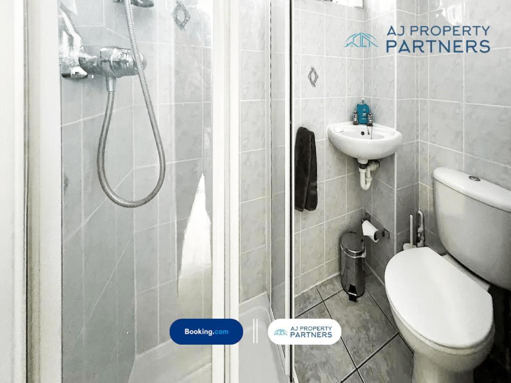Premium Deal L Hill View Home L Last-Minute Offer L Cheltenham L Aj Properties L Perfect For Short Or Long Stays L 4Beds 4Bedrooms Ngoại thất bức ảnh